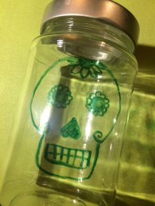 Totenkopf auf Einmachglas - fertige Halloweendeko