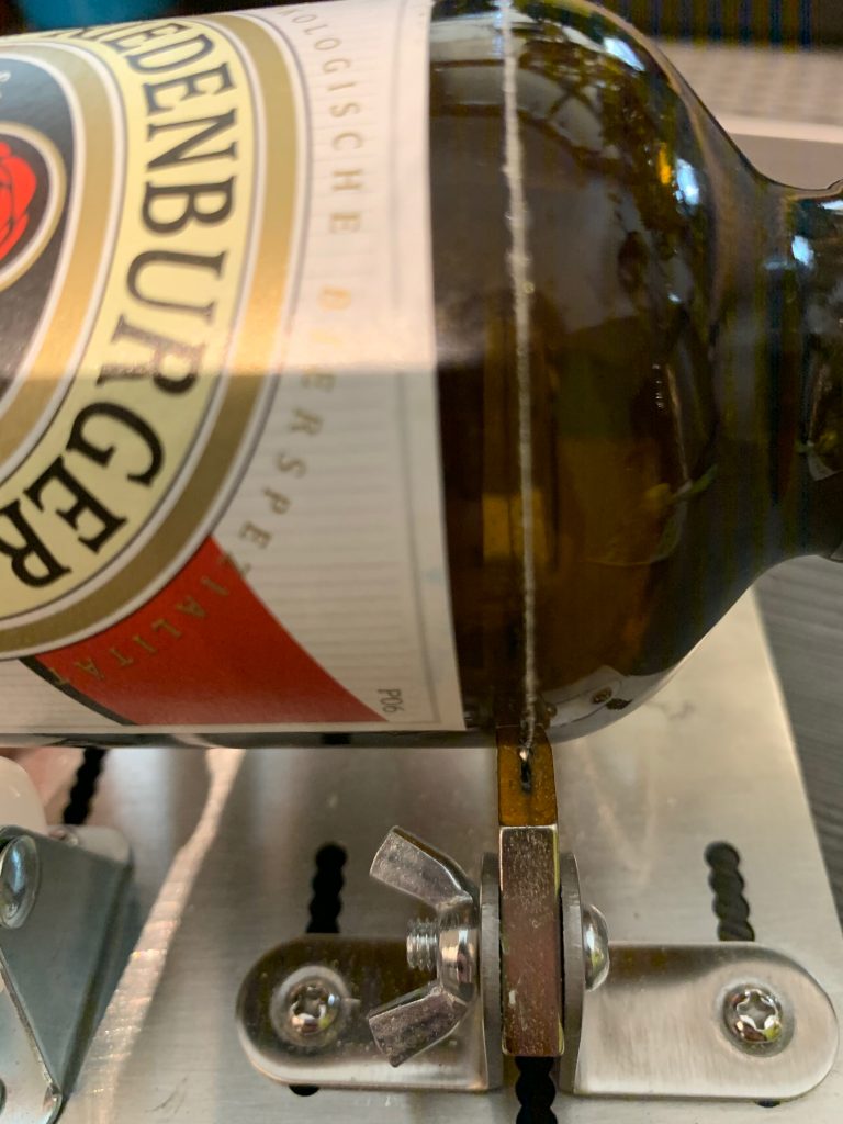 Angeritzte Bierflasche auf dem Glasschneider