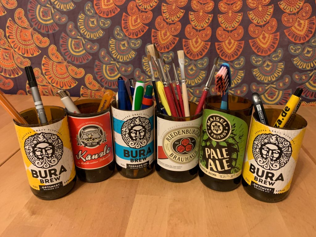 Die fertigen Bierflaschen Upcycling DIY Stifteköcher