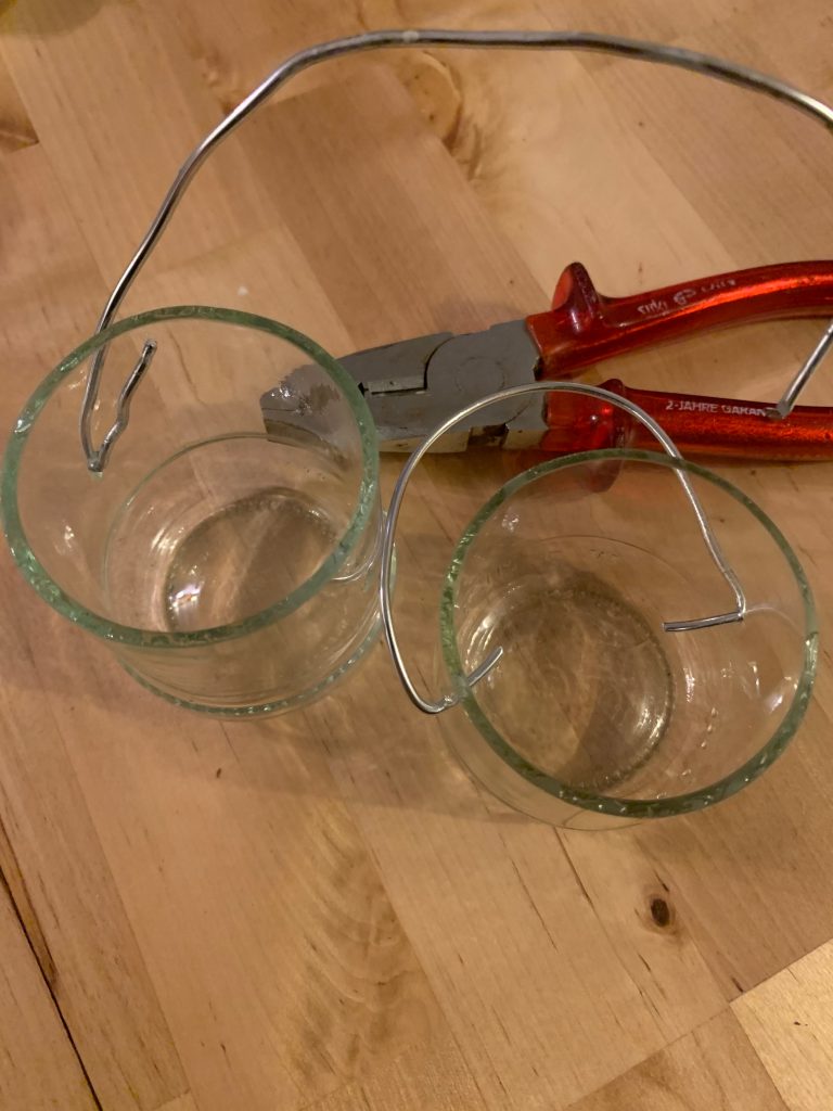 Drahtaufhängung für Gläser mit gebohrten Löchern