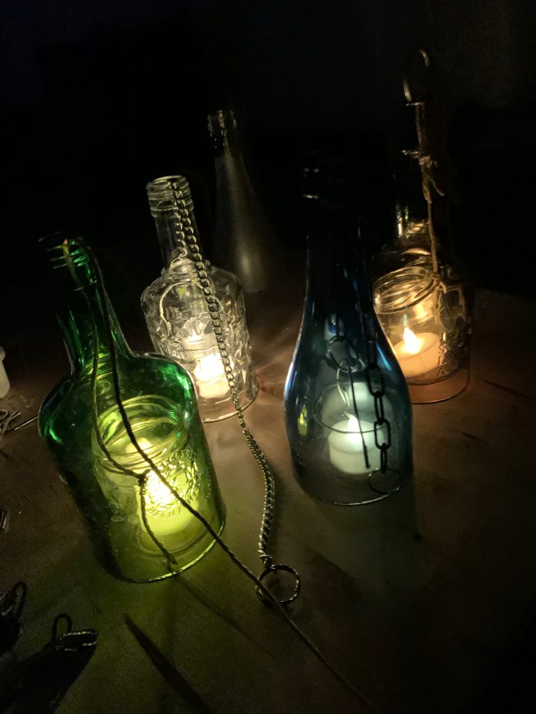 Laternen aus Glasflaschen stehend