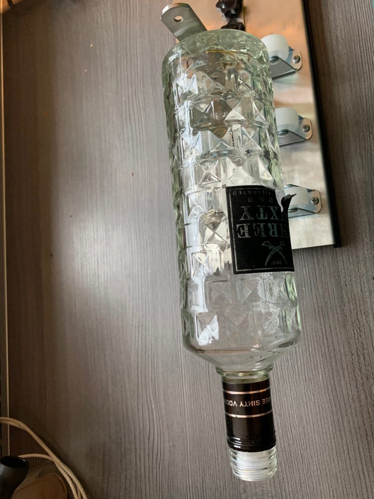 Wodkaflasche auf Glasschneider