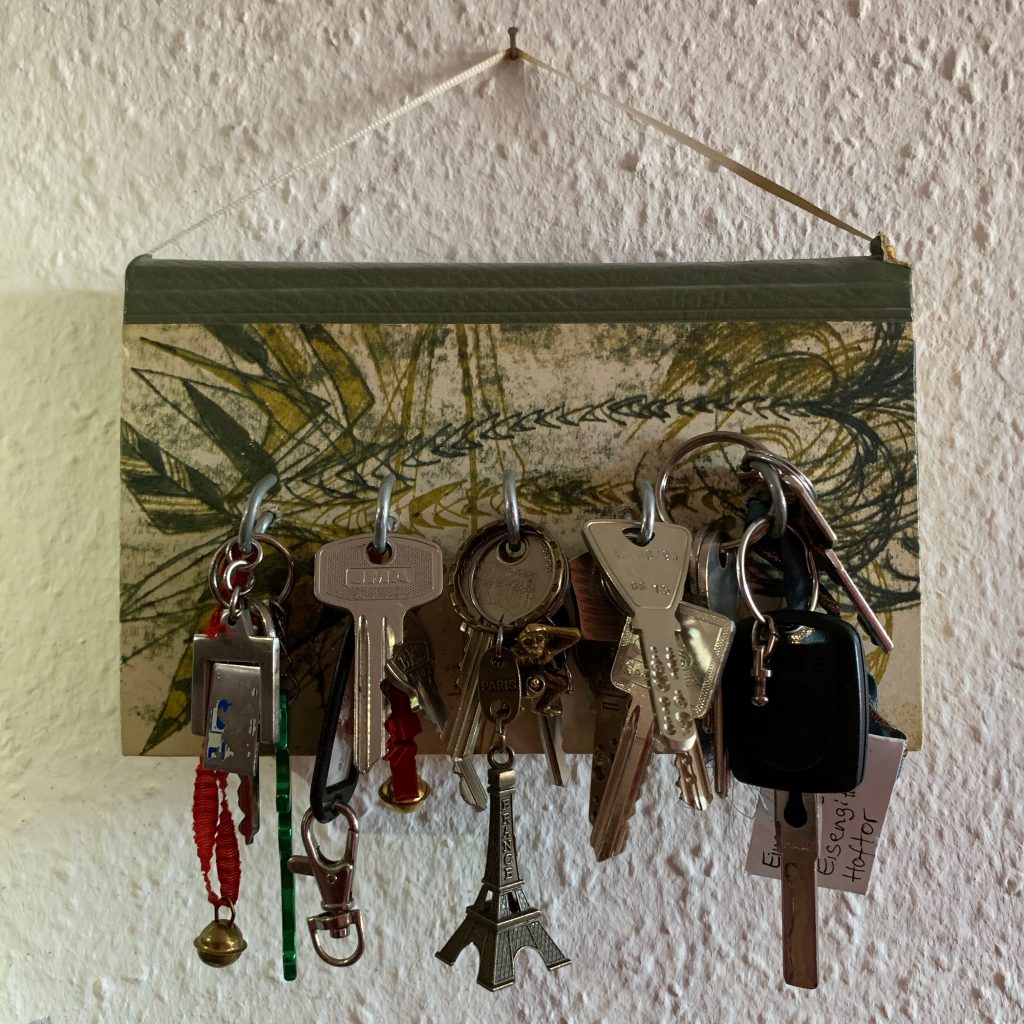 DIY Schlüsselbrett voll mit Schlüsseln
