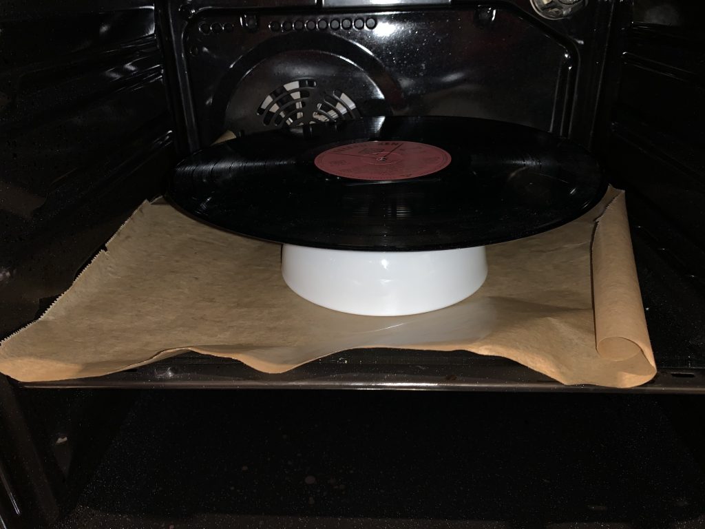 Schallplatte auf der Schüssel im Ofen