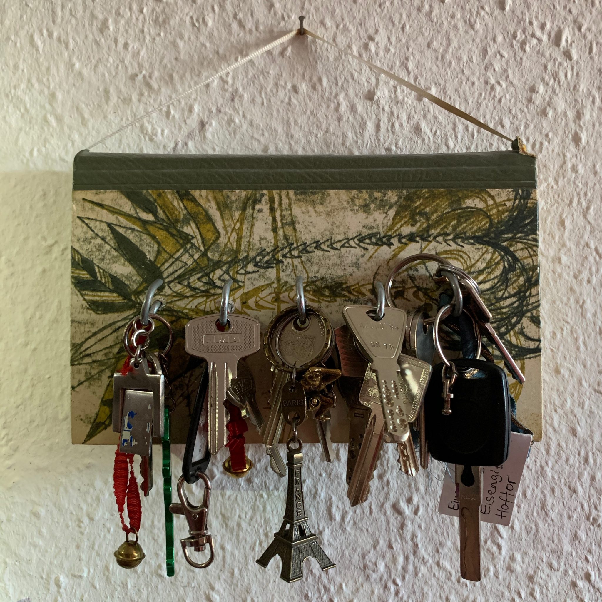 Bücher Upcycling DIY Schlüsselbrett Tre